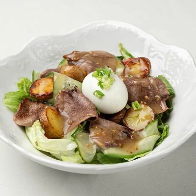 Салат с языком, томатами черри, малосольными огурцами и миксом салата под медово-горчичной заправкой с яйцом в Кафе Калачи по цене 670 ₽