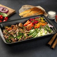 На тарелке с говядиной в J.J.DONER