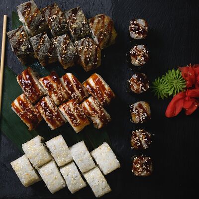 Сет с угрем в Caviar Rolls по цене 2444 ₽