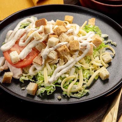 Салат Цезарь в Папины блины по цене 445 ₽