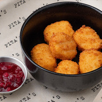 Сырные шарики с брусникой в Pita's