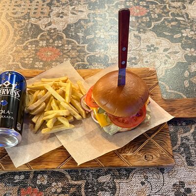 Бургер с рваным цыпленком и Evervess Cola (без сахара) в Йохан-Пивохан по цене 850 ₽