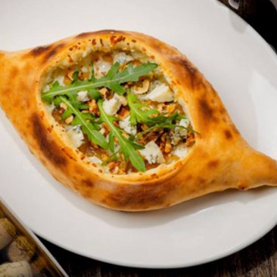 Хачапури с карамельной грушей, голубым сыром, грецким орехом в Съели Сумели по цене 930 ₽