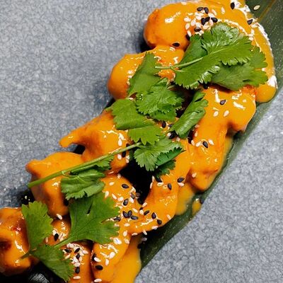 Креветки темпура в соусе Том Ям в More More по цене 800 ₽