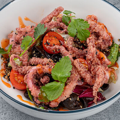 Салат с хрустящими щупальцами кальмара в Smokery по цене 550 ₽