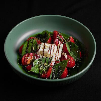 Салат со страчателлой, бакинскими томатами, муссом из базилики и орехами кешью в Level kitchenbar по цене 590 ₽