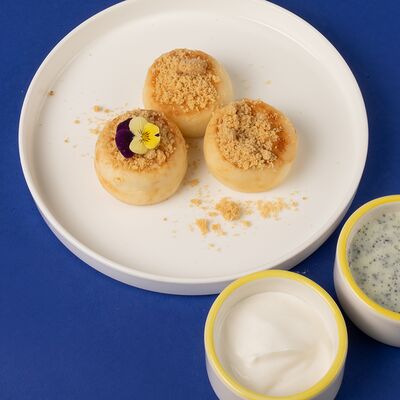 Сырники с маковой сгущенкой и сметаной в Tine по цене 400 ₽