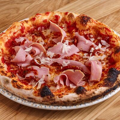 Пицца Тамбовский окорок, вяленые томаты в DVOR гриль-бистро по цене 720 ₽