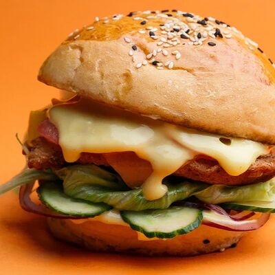 Бургер с цыпленком в Папа Рядом Гриль-паб по цене 595 ₽