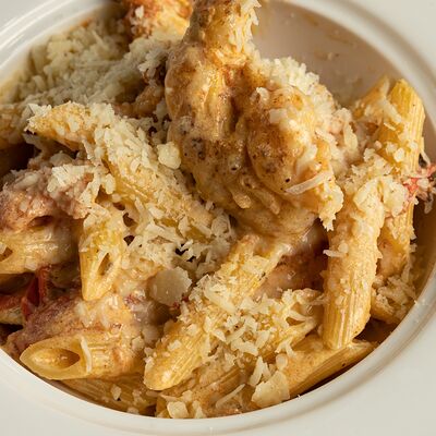 Паста с томатами и креветкой в Пицца и Паста по цене 810 ₽