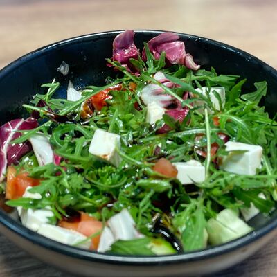 Салат с рукколой в RED FOOD фастфуд маркет по цене 350 ₽