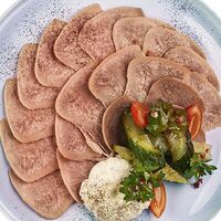Телячий язык с соусом из хрена в Бульвар