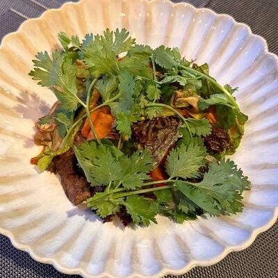 Гриль-салат с говядиной и овощами в Веранда по цене 940 ₽