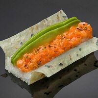 Хенд ролл с лососем в остром соусе в маменори в Bluefin