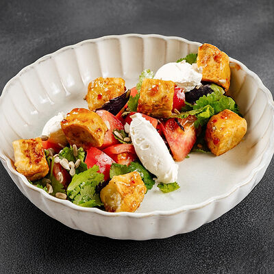 Салат с кубанскими томатами, хрустящими баклажанами и сливочным сыром надуги в Бумбараш по цене 490 ₽