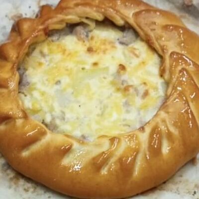 Пирог с картофелем, курицей и сыром открытый из печки в Хлеборезов по цене 480 ₽