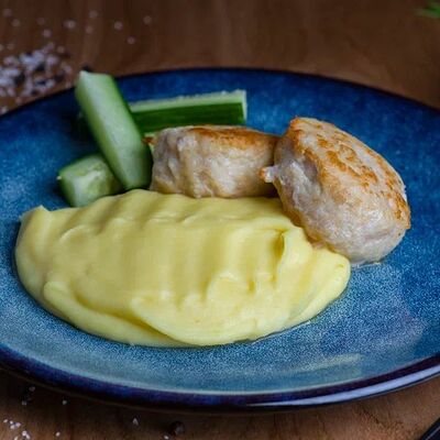 Куриные котлетки с пюре в Cuba по цене 340 ₽