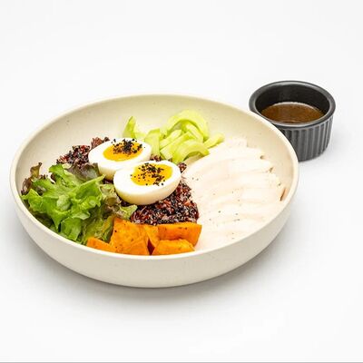 Боул с куриной грудкой, киноа, красным рисом и печёным бататом в Le dessert по цене 720 ₽