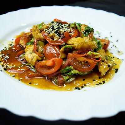 Тёплый салат с курицей терияки в Pizza Fest по цене 239 ₽