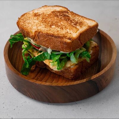 Сэндвич с курицей и картофельные дольки в Hug по цене 630 ₽