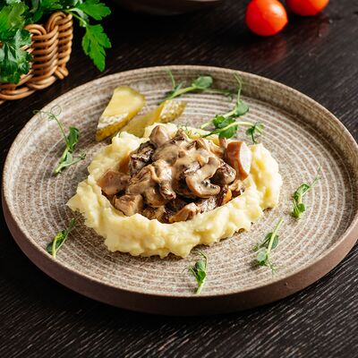 Бефстроганов с белыми грибами в Crazy Hunter по цене 1400 ₽