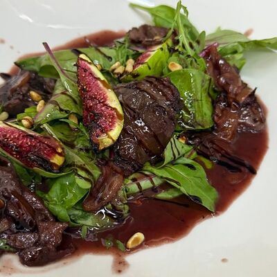 Теплый салат с куриной печенью и инжиром в Опытный по цене 980 ₽