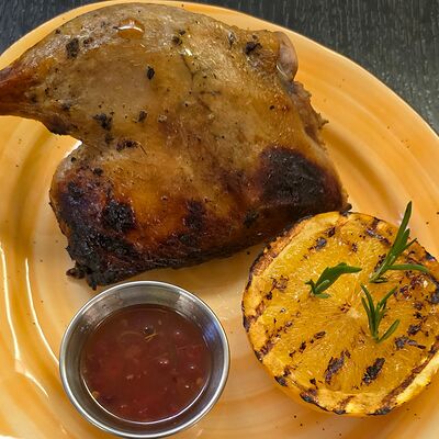 Запечённая утиная ножка с апельсиновым соусомв Траттория Semplice по цене 1720 ₽