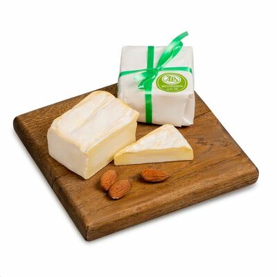 Сыр мягкий Брик Амбер с белой плесенью и мытой корочкой 50%, Де Фамиль Бзмж в Азбука Вкуса Экспресс Меню по цене 260 ₽