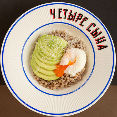 Зеленая гречка и яйцом пашот и авокадо в ЧЕТЫРЕ СЫНА по цене 450 ₽