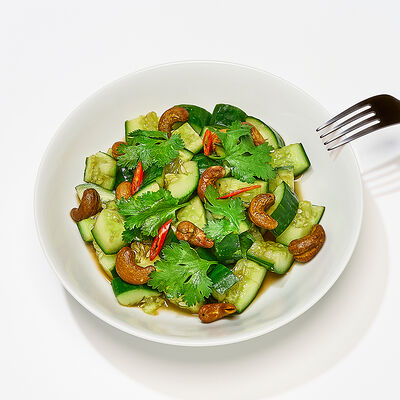 Салат из битых огурцов в Много лосося по цене 290