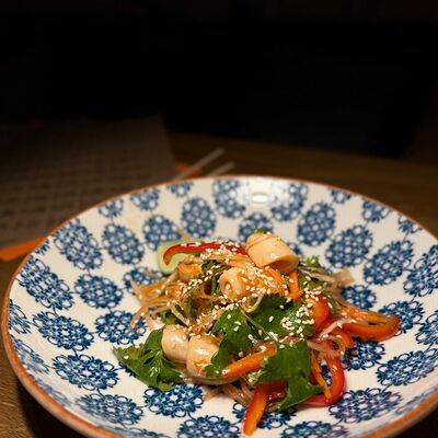 Салат с острым кальмаром и кинзой в ВАЗИЮ по цене 569 ₽