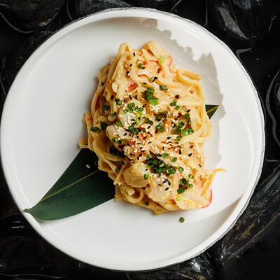 Пшеничная лапша с морепродуктами в сливочном соусе в Эхо по цене 710 ₽