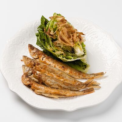 Корюшка жареная с салатом айсберг и соусом бонито в Омулевочная по цене 600 ₽