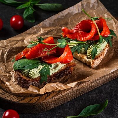 Брускетты с форелью собственного посола в Добрый Мерлин по цене 979 ₽