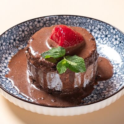 Шоколадный бисквит с клубникой в Мастер Ли по цене 360 ₽