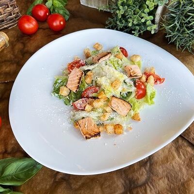 Цезарь с лососем в De Paris БИСТРО по цене 1195 ₽