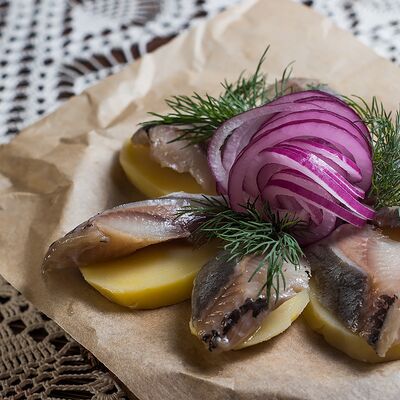 Селедка малосоленая с отварным картофелем в Станица по цене 330 ₽