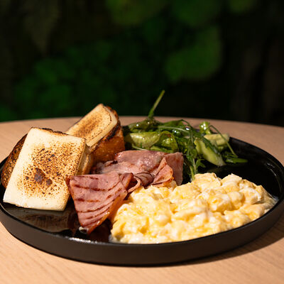 Скрембл с беконом, томатами и жаренным сулугуни в Наша хвоя по цене 450 ₽