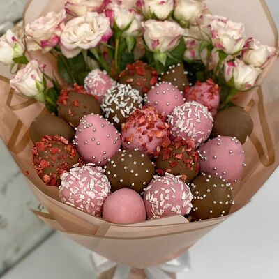 Клубника в шоколаде с цветамив Buketonline - Съедобные букеты и клубника в шоколаде по цене 5390 ₽