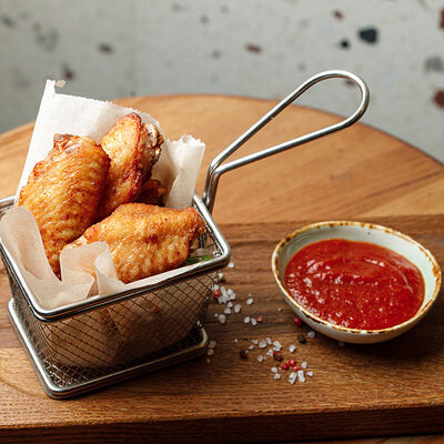 Куриные крылья фри в Лебовски Пицца и Боулинг по цене 470 ₽