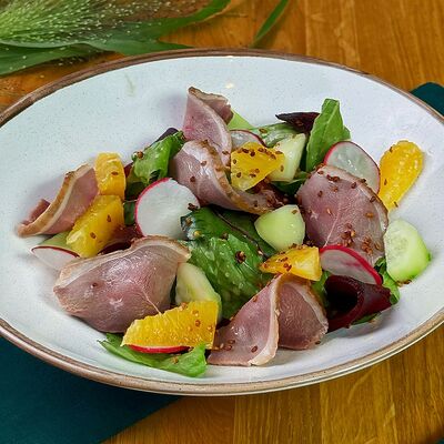 Салат с копченой уткой, свеклой и сегментами апельсинав Kvartal по цене 750 ₽