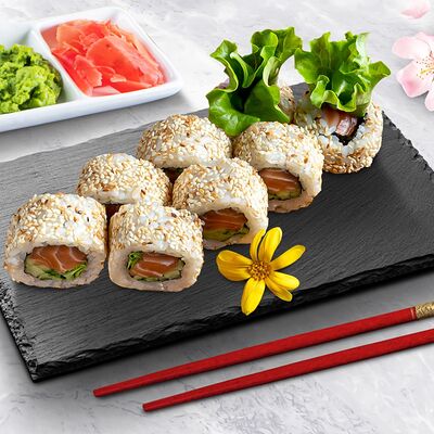 Ролл Аляска в кунжуте в Sushi White Lux по цене 619 ₽