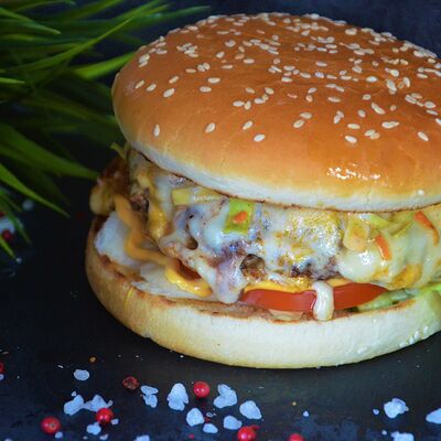 Четыре сыра бургер в Jp по цене 468 ₽