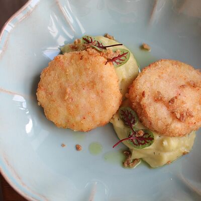 Краб-кейк с моцареллой, трюфельное пюрев Хюгге Сырный ресторан по цене 750 ₽