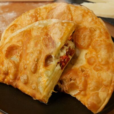 Чебурек Сулугуни и вяленые томаты в Чебуречная Дайте два, пожалуйста по цене 295 ₽