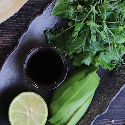 Салат зеленый с авокадо и бобами в Woldemar по цене 430 ₽