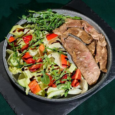 Салат с ростбифом в Solar Coffee по цене 480 ₽