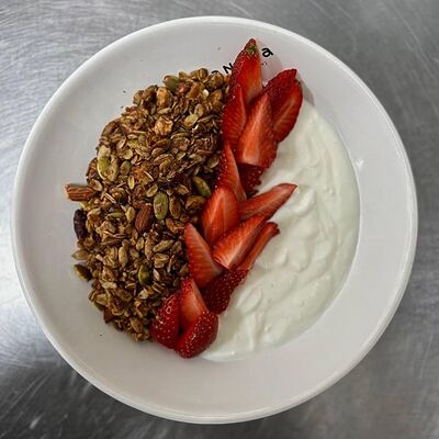 Гранола с йогуртом в Zanoza Kруассантерия по цене 650 ₽