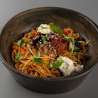 Яичная лапша с угрем и сыром страчателлав Том Янг Бар по цене 740 ₽