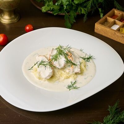 Куриное филе с картофельно-сырным пюре в сливочно-винном соусе в Чито Грито по цене 1065 ₽
